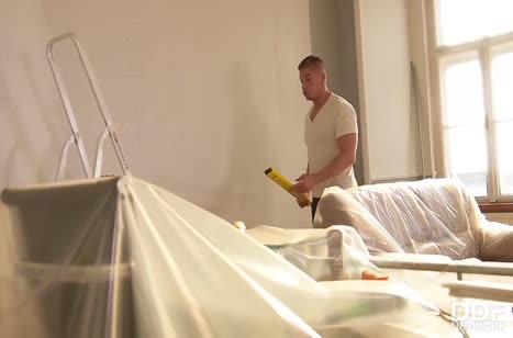 Мастер по отделке чпокнул симпотную хозяйку